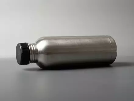 Fotorealistische Studioaufnahme von Isolierflasche zum Thema Thermos Ultralight 500ml Isolierflasche, klare Lichtfuehrung - Foto: THN