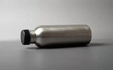 Fotorealistische Studioaufnahme von Isolierflasche zum Thema Thermos Ultralight 500ml Isolierflasche, klare Lichtfuehrung - Foto: THN