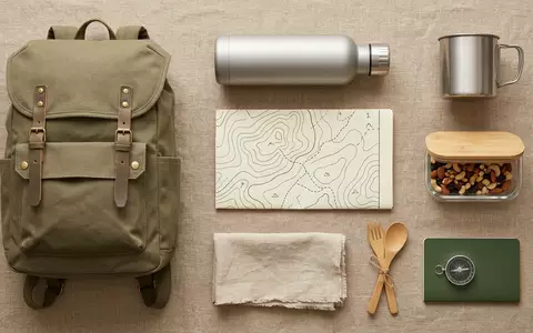 Flatlay-Arrangement rund um Isolierflasche zum Thema Thermos Ultralight 500ml Isolierflasche, weiches Oberlicht - Foto: THN