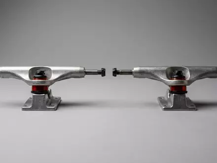Fotorealistische Studioaufnahme von Skateboardachsen zum Thema Thunder Hollow Light Hi, klare Lichtfuehrung - Foto: THN