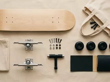 Flatlay-Arrangement rund um Skateboardachsen zum Thema Thunder Hollow Light Hi, weiches Oberlicht - Foto: THN