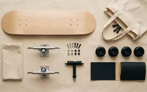 Flatlay-Arrangement rund um Skateboardachsen zum Thema Thunder Hollow Light Hi, weiches Oberlicht - Foto: THN