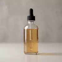 Fotorealistische Studioaufnahme von Haarserum zum Thema The Ordinary Multi-Peptide Serum, klare Lichtfuehrung - Foto: THN