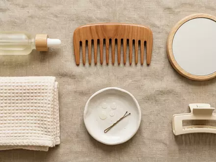 Flatlay-Arrangement rund um Haarserum zum Thema The Ordinary Multi-Peptide Serum, weiches Oberlicht - Foto: THN