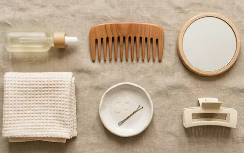 Flatlay-Arrangement rund um Haarserum zum Thema The Ordinary Multi-Peptide Serum, weiches Oberlicht - Foto: THN