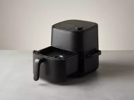 Fotorealistische Studioaufnahme von Heissluftfritteuse zum Thema Philips HD9252 Airfryer Rapid, klare Lichtfuehrung - Foto: THN