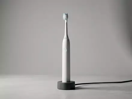 Fotorealistische Studioaufnahme von Elektrische Zahnbuerste zum Thema Philips Sonicare DiamondClean 9000, klare Lichtfuehrung - Foto: THN