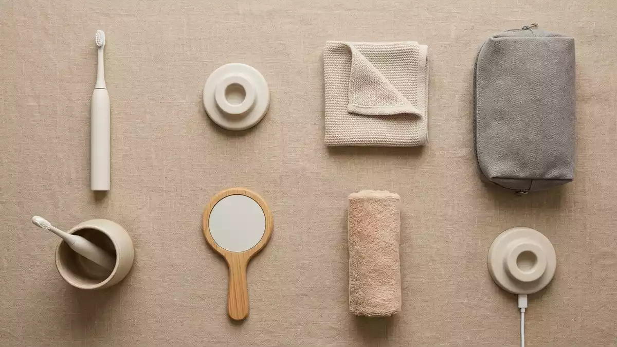 Flatlay-Arrangement rund um Elektrische Zahnbuerste mit passenden Requisiten von oben