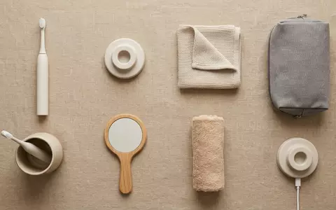 Flatlay-Arrangement rund um Elektrische Zahnbuerste zum Thema Philips Sonicare DiamondClean 9000, weiches Oberlicht - Foto: THN