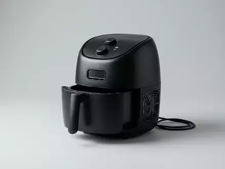 Fotorealistische Studioaufnahme von Heissluftfritteuse zum Thema Philips HD9741 Airfryer 1, klare Lichtfuehrung - Foto: THN