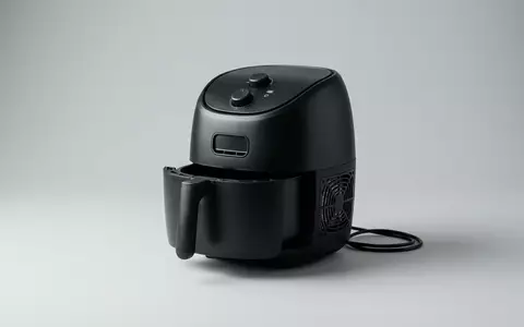 Fotorealistische Studioaufnahme von Heissluftfritteuse zum Thema Philips HD9741 Airfryer 1, klare Lichtfuehrung - Foto: THN