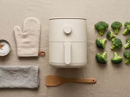 Flatlay-Arrangement rund um Heissluftfritteuse zum Thema Philips HD9741 Airfryer 1, weiches Oberlicht - Foto: THN