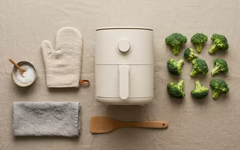 Flatlay-Arrangement rund um Heissluftfritteuse zum Thema Philips HD9741 Airfryer 1, weiches Oberlicht - Foto: THN