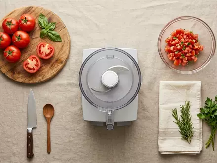 Flatlay-Arrangement rund um Kuechenmaschine zum Thema Philips HR3752 Viva Küchenmaschine, weiches Oberlicht - Foto: THN