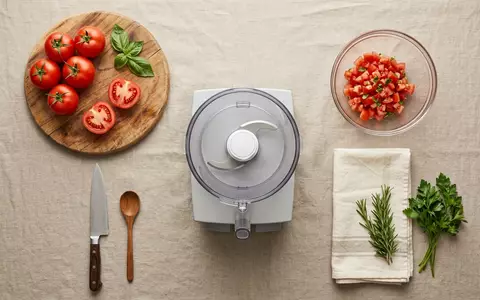 Flatlay-Arrangement rund um Kuechenmaschine zum Thema Philips HR3752 Viva Küchenmaschine, weiches Oberlicht - Foto: THN