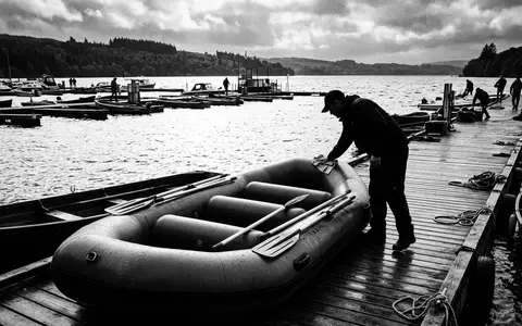 Schwarzweiss-Reportage mit Schlauchboot zum Thema Intex Mariner 4 Schlauchboot, hoher Kontrast, sachlich dargestellt - Foto: THN