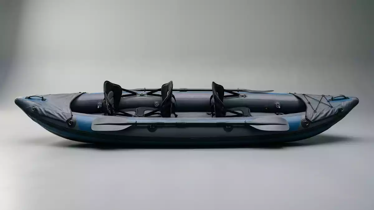Fotorealistische Studioansicht von Aufblasbares Kajak in neutraler Produktdarstellung