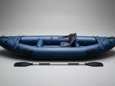 Fotorealistische Studioaufnahme von Aufblasbares Kajak zum Thema Intex Challenger K1 Kajak, klare Lichtfuehrung - Foto: THN