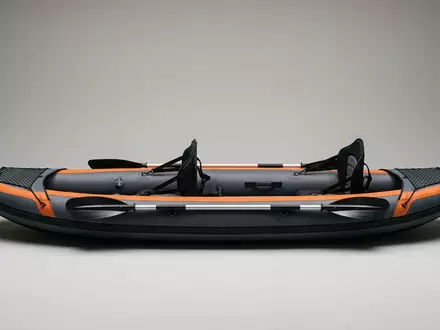 Fotorealistische Studioaufnahme von Aufblasbares Kajak zum Thema Intex Challenger K2 Kajak, klare Lichtfuehrung - Foto: THN