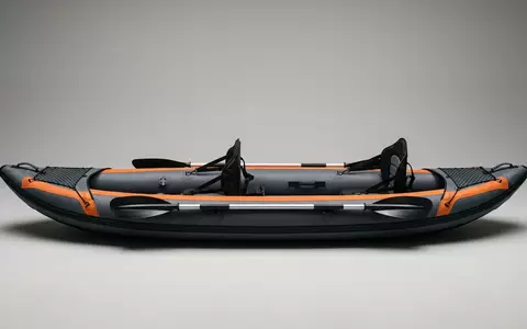 Fotorealistische Studioaufnahme von Aufblasbares Kajak zum Thema Intex Challenger K2 Kajak, klare Lichtfuehrung - Foto: THN
