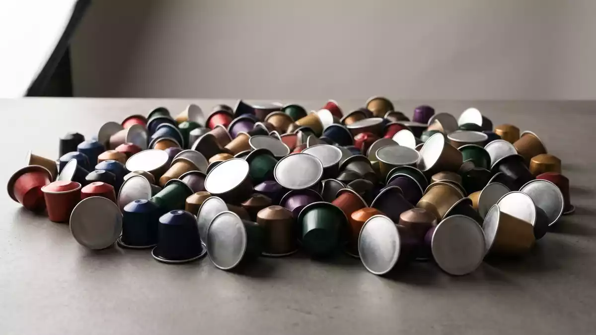 Fotorealistische Studioansicht von Kaffeekapseln in neutraler Produktdarstellung