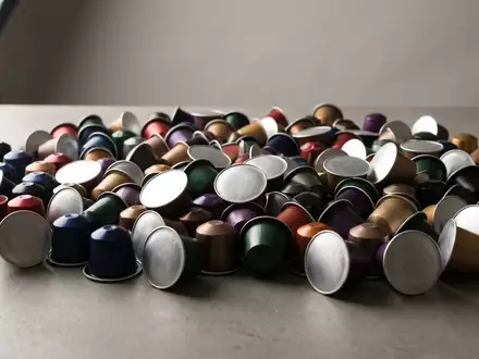 Fotorealistische Studioaufnahme von Kaffeekapseln zum Thema Tassimo Jacobs Krönung Kaffeekapseln, klare Lichtfuehrung - Foto: THN