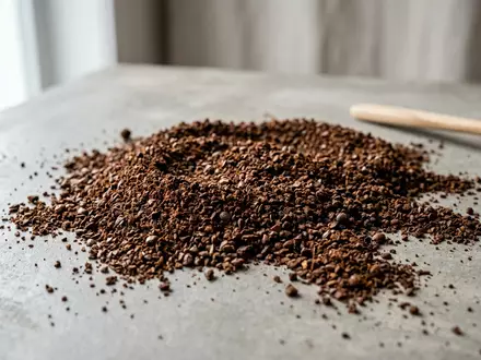 Fotorealistische Studioaufnahme von Filterkaffee zum Thema Jacobs Krönung Aroma Filterkaffee, klare Lichtfuehrung - Foto: THN
