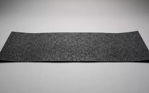 Fotorealistische Studioaufnahme von Skateboard-Griptape zum Thema Jessup Griptape Black 9x33, klare Lichtfuehrung - Foto: THN