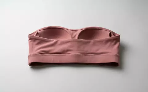 Fotorealistische Studioaufnahme von Bikinioberteil zum Thema Vitamin A Damen Bikini-Top, klare Lichtfuehrung - Foto: THN
