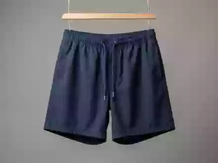 Fotorealistische Studioaufnahme von Badeshorts zum Thema Vilebrequin Herren Badeshorts Moorea, klare Lichtfuehrung - Foto: THN