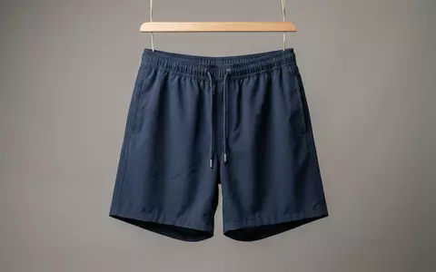 Fotorealistische Studioaufnahme von Badeshorts zum Thema Vilebrequin Herren Badeshorts Moorea, klare Lichtfuehrung - Foto: THN