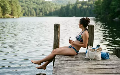 Fotorealistische Aufnahme von Bikini am Seeufer zum Thema Viottiset Damen 2-teilig Bikini, natuerliches Licht - Foto: THN