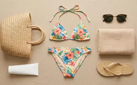 Flatlay-Arrangement rund um Bikini zum Thema Viottiset Damen 2-teilig Bikini, weiches Oberlicht - Foto: THN