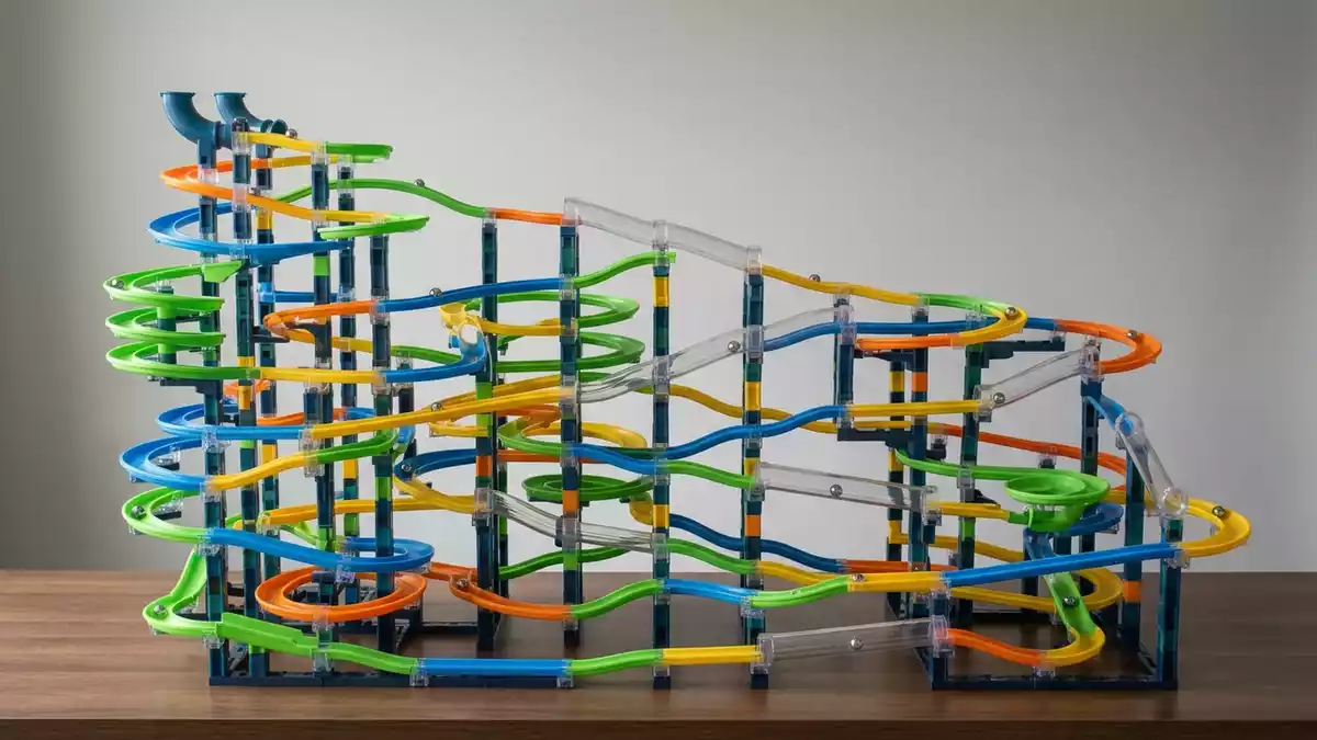 Fotorealistische Studioansicht von Kugelbahn in neutraler Produktdarstellung, neutral