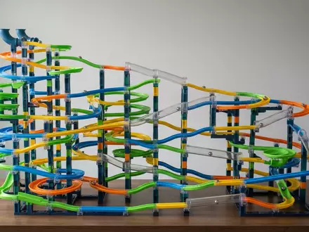 Fotorealistische Studioaufnahme von Kugelbahn zum Thema Ravensburger GraviTrax Starter-Set Kugelbahn, klare Lichtfuehrung - Foto: THN