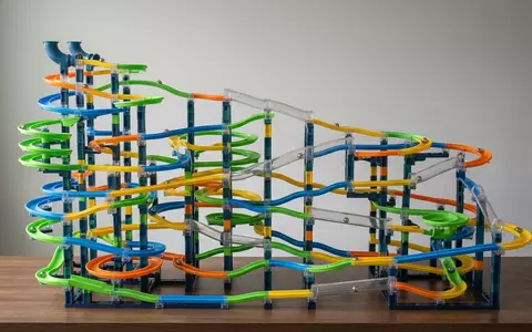 Fotorealistische Studioaufnahme von Kugelbahn zum Thema Ravensburger GraviTrax Starter-Set Kugelbahn, klare Lichtfuehrung - Foto: THN