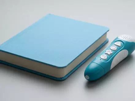 Fotorealistische Studioaufnahme von Lernstift-Set zum Thema Ravensburger tiptoi Starter-Set Stift, klare Lichtfuehrung - Foto: THN