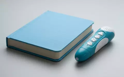 Fotorealistische Studioaufnahme von Lernstift-Set zum Thema Ravensburger tiptoi Starter-Set Stift, klare Lichtfuehrung - Foto: THN