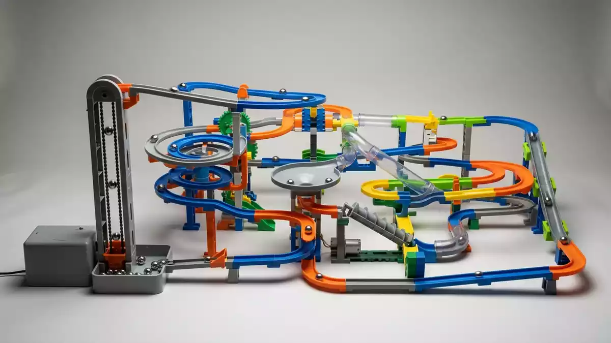 Fotorealistische Studioansicht von Kugelbahn-Erweiterung in neutraler Produktdarstellung