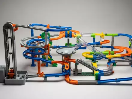 Fotorealistische Studioaufnahme von Kugelbahn-Erweiterung zum Thema Ravensburger GraviTrax Power Erweiterung, klare Lichtfuehrung - Foto: THN