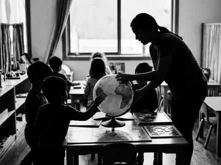 Schwarzweiss-Reportage mit Lernglobus zum Thema Ravensburger tiptoi Globus interaktiv, hoher Kontrast, sachlich dargestellt - Foto: THN