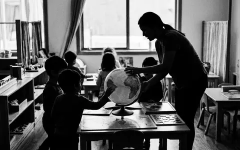 Schwarzweiss-Reportage mit Lernglobus zum Thema Ravensburger tiptoi Globus interaktiv, hoher Kontrast, sachlich dargestellt - Foto: THN