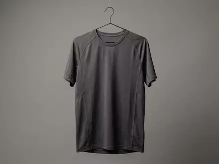 Fotorealistische Studioaufnahme von Sportshirt zum Thema Lululemon Metal Vent Tech, klare Lichtfuehrung - Foto: THN