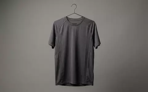Fotorealistische Studioaufnahme von Sportshirt zum Thema Lululemon Metal Vent Tech, klare Lichtfuehrung - Foto: THN