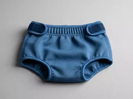 Fotorealistische Studioaufnahme von Babybadehose zum Thema Lupilu Baby Badehose mit, klare Lichtfuehrung - Foto: THN