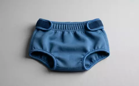 Fotorealistische Studioaufnahme von Babybadehose zum Thema Lupilu Baby Badehose mit, klare Lichtfuehrung - Foto: THN
