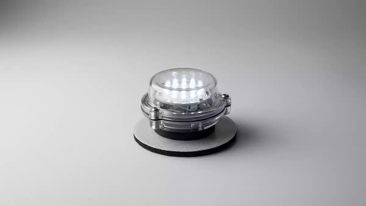 Fotorealistische Studioansicht von Drohnenwarnlicht in neutraler Produktdarstellung