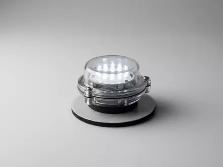 Fotorealistische Studioaufnahme von Drohnenwarnlicht zum Thema Lume Cube Strobe, klare Lichtfuehrung, sachlich dargestellt - Foto: THN