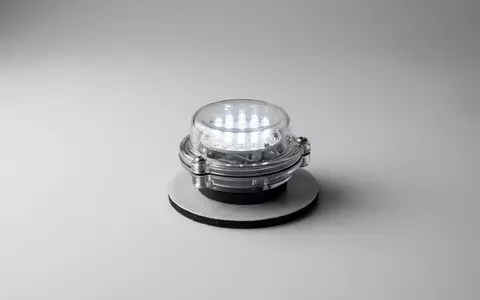 Fotorealistische Studioaufnahme von Drohnenwarnlicht zum Thema Lume Cube Strobe, klare Lichtfuehrung, sachlich dargestellt - Foto: THN