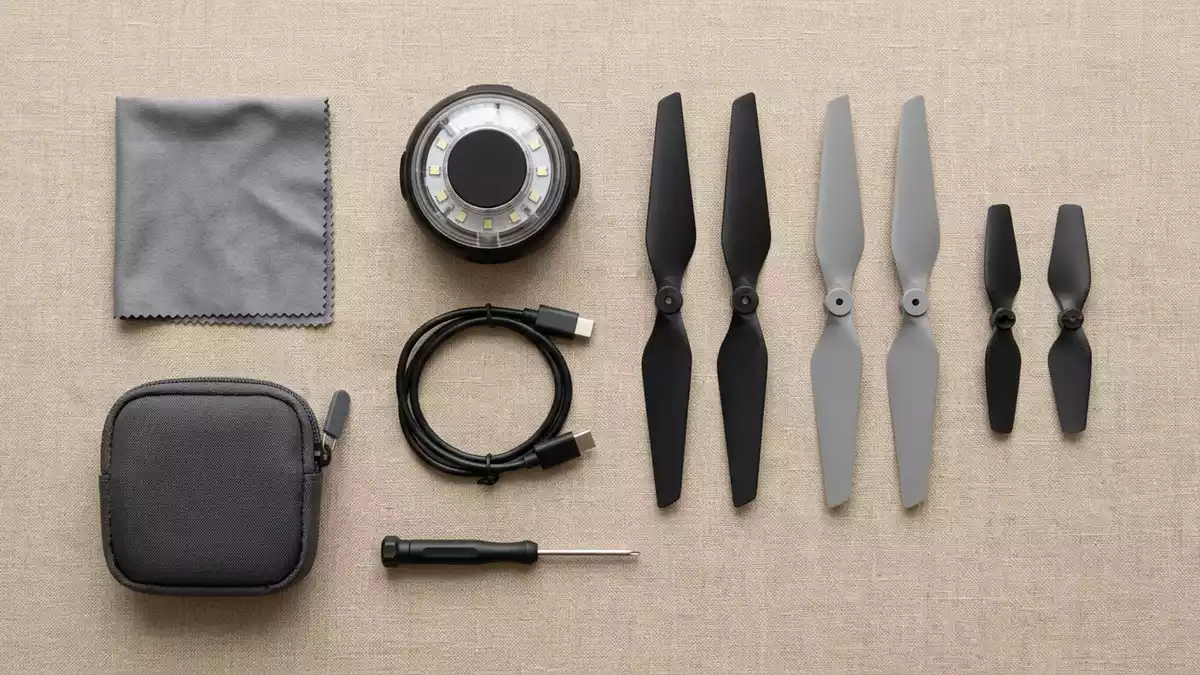 Flatlay-Arrangement rund um Drohnenwarnlicht mit passenden Requisiten von oben